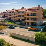 Cesare With Shared Pool Apartamento