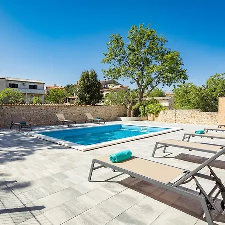 Cesare With Shared Pool Apartman