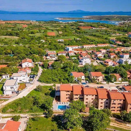 Apartament Cesare With Shared Pool