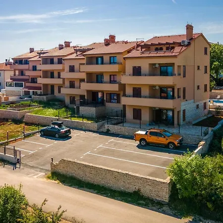 Cesare With Shared Pool Apartment