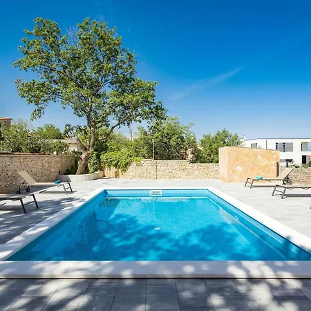Apartament Cesare With Shared Pool *