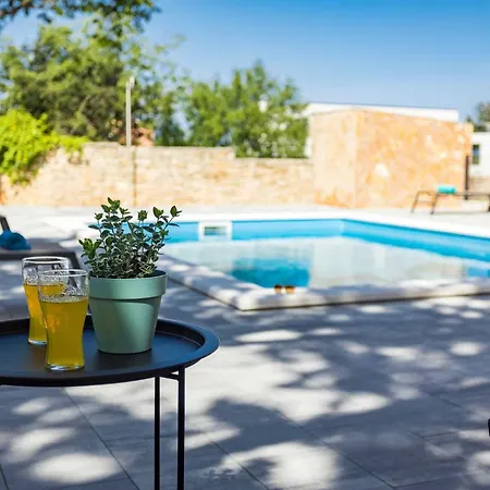 Cesare With Shared Pool Apartament Ližnjan