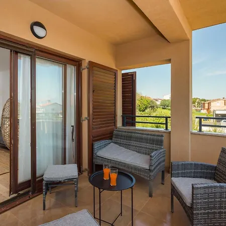 Cesare With Shared Pool Apartmán