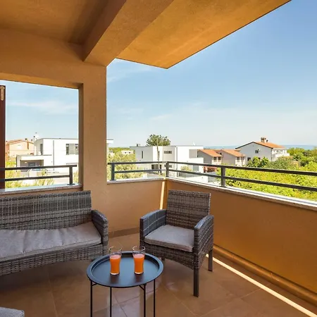 Apartament Cesare With Shared Pool