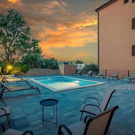 Apartament Cesare With Shared Pool