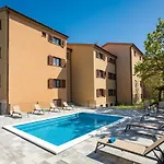Cesare With Shared Pool شقة
