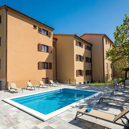 Cesare With Shared Pool Apartamento