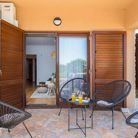 Cesare With Shared Pool Apartment Liznjan